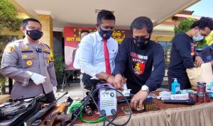 Anggota Satreskrim Polresta Bandung memperlihatkan sejumlah barangbukti aksi perampokan, di Mapolresta Bandung, Senin (30/8). (Yully S Yulianty/Jabar Ekpsres)