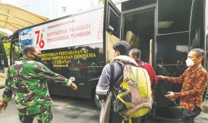 DIKLAT: Sebagian pegawai KPK yang tak lolos TWK ke bus Universitas Pertahanan di gedung KPK, Jakarta, (21/7). (FEDRIK TARIGAN/JAWA POS)