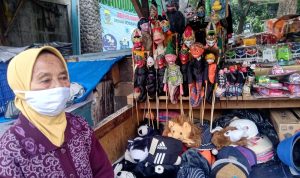 Usahanya Terdampak Pandemi, Enah Kesulitan Penuhi Kebutuhan Sehari-hari TERMENUNG - Enah menanti pengunjung yang biasanya datang untuk membeli dagangannya. Kini pendapatannya turun drastis, terdampak pandemi. Foto: Boy Darmawan, Jabar Ekspres