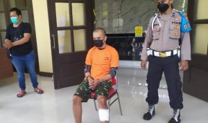 Polisi menangkap tersangka pembunuhan perempuan yang ditemukan terbungkus selimut di Kota Bandung, Jawa Barat. (Bagus Ahmad Rizaldi/Antara)