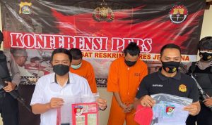 Polres Jembrana membongkar dan menangkap pelaku pemalsuan surat keterangan hasil rapid antigen yang dibawa puluhan pekerja untuk masuk ke Bali, Senin (30/8). (ANTARA/Gembong Ismadi/2021)