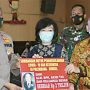 SIMBOLIS: Dokter pribadi keluarga Akidi Tio, Hardi Darmawan, menyampaikan hibah ke Kapolda Sumsel Irjen Indra Heri. (DIVHUMAS FOR JAWA POS)