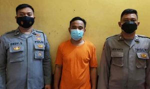 Komentari Vaksinasi Covid-19, Pemuda Asal Indramayu Diciduk Polisi Petugas Polres Indramayu menunjukkan pemuda yang ditangkap akibat komentar bernada sinis di media sosial terkait dengan vaksinasi. (ANTARA/HO-Satreskrim Polres Indramayu)