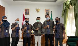 PLN UP3 Majalaya Silaturahmi dengan Bupati Bandung FOTO BERSAMA: Bupati Bandung Bapak Dadang Supriatna bersama , Manager PLN UP3 Majalaya Abbas Saleh bersama Manager Keuangan dan Umum, Paroloan Siahaan,usai pertemuan.