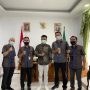 FOTO BERSAMA: Bupati Bandung Bapak Dadang Supriatna bersama , Manager PLN UP3 Majalaya Abbas Saleh bersama Manager Keuangan dan Umum, Paroloan Siahaan,usai pertemuan.