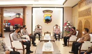 PLN Bersinergi dengan Kejati Jawa Tengah dan Polda Jawa Tengah Audiensi General Manager PLN UIP JBT - Octavianus Duha (tengah kanan) beserta jajaran manajemen PLN dengan Kapolda Jawa Tengah - Irjen. Pol. Ahmad Luthfi (tengah kiri) beserta jajarannya di Kantor Polda Jateng, Semarang, Jawa Tengah.