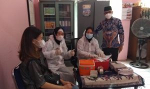 Tenaga kesehatan yang tergabung dalam program D'Vajar mendatangi rumah warga untuk mempercepat vaksinasi. Foto: ist