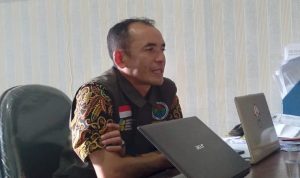Simpang Siur Kejelasan Fatimah Tak Tercatat Sebagai Penerima Manfaat, Begini Faktanya Ketua Puskesos Desa Tanjungwangi, Ara Saripudin di ruang kerjanya. (Yanuar Baswata/Jabar Ekspres)