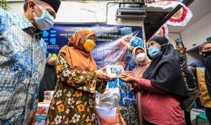 Wali Kota Bandung Oded M Danial dan Siti Muntamah sedang membagikan boks nasi kepada warga. (Foto: Humas Kota Bandung)