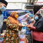 Wali Kota Bandung Oded M Danial dan Siti Muntamah sedang membagikan boks nasi kepada warga. (Foto: Humas Kota Bandung)