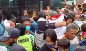 Warga Cirebon Berebut Sembako dari Presiden, Ibu Hamil Malah Kejepit Warga berebut bantuan sembako dari Presiden Jokowi. Foto: Dedi Haryadi/radarcirebon.com