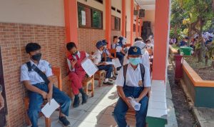 Siswa SMPN 3 Cimahi menunggu antrian untuk pendaftaran vaksinasi dosis pertama, Sabtu (28/8)(Intan Aida/Jabar Ekspres)