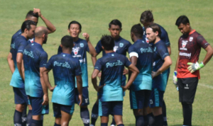 Jersey Baru Persib Bandung Coba Hidupkan Nilai Bhineka Tunggal Ika Pemain Persib Bandung saat menjalani latihan bersama dengan Persib U-20 di Stadion Gelora Bandung Lautan Api (GBLA), Bandung, Sabtu (28/8/2021). (HO/Persib.co.id)