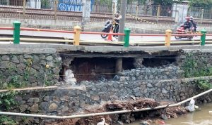 Turap amblas di Jalan Raya Citayam, Kelurahan Bojong Pondok Terong, sedang ditangani DPUPR Kota Depok (Haris Samsuddin/Jabar Ekspres)