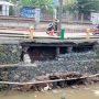 Turap amblas di Jalan Raya Citayam, Kelurahan Bojong Pondok Terong, sedang ditangani DPUPR Kota Depok (Haris Samsuddin/Jabar Ekspres)