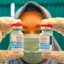 JAGA-JAGA: Mulai Sabtu (7/8) nakes mendapatkan booster berupa vaksin Moderna. Untuk mengantisipasi KIPI, ada kuota penyuntikan di tiap puskesmas. Antara 15-20 orang per hari. (Dimas Maulana/Jawa Pos) dosis vaksin indonesia