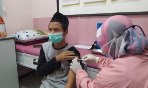 Vaksinasi seorang warga di Cimahi. (dok: Jabarekspres)