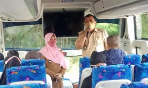 Sebut 70 Persen Warganya Sudah Ikut Vaksinasi, Begini Pesan Lurah Jatimulya Lurah Jatimulya Epi Ardini (kiri) saat melepas warganya mengikuti vaksinasi (ist) massal depok