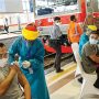 Pelaksanaan vaksinasi Covid-19 di stasiun KRL (MIFTAHULHAYAT/JAWA POS)
