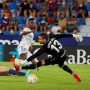 Vinicius Jr (putih) menyelamatkan Real Madrid dari kekalahan di kandang Levante. Foto: diambil dari Marca.