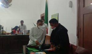Wali Kota Non aktif Cimahi ajay M. Priatna berdiskusi dengan penasehat hukum di Pengadilan Negeri Bandung