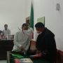 Wali Kota Non aktif Cimahi ajay M. Priatna berdiskusi dengan penasehat hukum di Pengadilan Negeri Bandung
