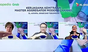XLAxiata-Grab-Tokopedia : (ki-ka) Director & Chief Commercial Officer–Consumer XL Axiata, David Arcelus Oses, ViceChairman & Co Founder Tokopedia, Leontinus Alpha Edison, dan Director of Partnership & Business Development, Grab Indonesia, Kertapradana Subagus dalam acara kerjasama antara XL Axiata, Grab dan Tokopedia di Jakarta, Jumat pekan lalu. (20/8)