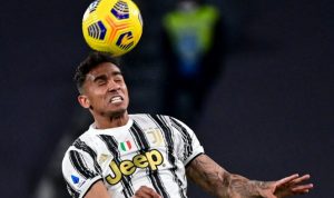 Bek Juventus Danilo menyundul bola ketika pertandingan melawan Lazio pada ajang Serie A Italia di Stadion Juventus, Turin, 6 MAret 2021. (ANTARA/AFP/MIGUEL MEDINA)