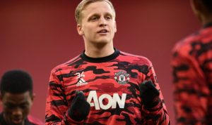 Gelandang Manchester United asal Belanda Donny van de Beek melakukan pemanasan jelang laga perempat final leg dua Europa League melawan Granada di Stadion Old Trafford, Manchester, 15 April 2021. (ANTARA/AFP/OLI SCARFF)