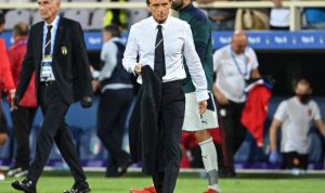 Pelatih Italia Roberto Mancini berjalan usai timnya bermain imbang 1-1 melawan Bulgaria pada pertandingan Grup C kualifikasi Piala Dunia 2022 di Stadion Artemio-Franchi, Florence, Italia, 2 September 2021. (ANTARA/AFP/ALBERTO PIZZOLI)
