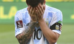 Lionel Messi sebelum pertandingan kualifikasi Piala Dunia 2022 zona Amerika Selatan antara Argentina dan Brazil di Neo Quimica Arena, Sao Paulo, Brazil, 5 September 2021. Laga ini dihentikan setelah otiritas kesehatan Brazil masuk lapangan menghentikan laga akibat empat pemain Argentina melanggar protokol kesehatan di Brazil. (AFP/NELSON ALMEIDA)