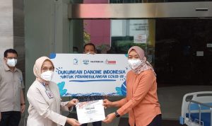 Donasi Kemanusiaan Danone Indonesia: (Ki-ka) Direktur Utama Rumah Sakit Umum Pusat Nasional Dr. Cipto Mangunkusuomo (RSCM) dr. Lies Dina Liastuti, SpJP (K), MARS, FIHA dan VP General Secretary Danone Indonesia Vera Galuh Sugijanto dalam proses penyerahan donasi berupa 20-unit tempat tidur rumah sakit yang dilakukan pada awal September lalu. Penyerahan donasi ini menjadi respon Danone Indonesia dalam menindaklanjuti permintaan darurat dari RSCM terkait kebutuhan untuk penanganan pasien Covid-19 di RSCM. Lebih dari 20 Puskesmas dan Rumah Sakit turut menerima penyaluran bantuan berupa alat kesehatan seperti alat pelindung diri, masker bedah, velbed, kursi roda, tabung oksigen, serta produk hidrasi.