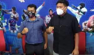 Pelatih Staf Tim Kriket Jawa Barat Hasan Basri dan Asep Firdaus. (ANTARA/Bagus Ahmad Rizaldi)