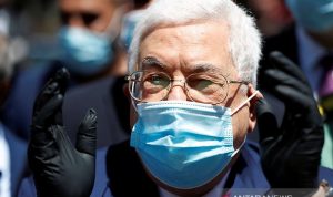Masih Berjuang, Berikut Kabar Terkini Pandemi Covid-19 di Berbagai Belahan Dunia Arsip: Presiden Palestina Mahmoud Abbas, menggunakan masker dan sarung tangan sebagai pelindung diri dari wabah virus corona (COVID-19) saat melakukan kunjungan di Ramallah, Tepi Barat, Palestina, Senin (15/6/2020). ANTARA/REUTERS/Mohamad Torokman/aa.