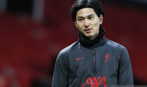Gelandang Liverpool Takumi Minamino ketika melakukan pemanasan sebelum pertandingan melawan Manchester United di Stadion Old Trafford, Manchester, Inggris, pada ajang Piala FA, 24 Januari 2021. (ANTARA/Pool via REUTERS/PHIL NOBLE)