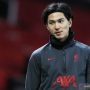 Gelandang Liverpool Takumi Minamino ketika melakukan pemanasan sebelum pertandingan melawan Manchester United di Stadion Old Trafford, Manchester, Inggris, pada ajang Piala FA, 24 Januari 2021. (ANTARA/Pool via REUTERS/PHIL NOBLE)