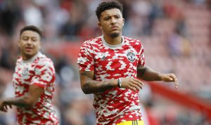 Jadon Sancho (kanan) melakukan pemanasan jelang pertandingan Liga Premier Inggris antara Manchester United lawan Southampton di Saint Mary Stadium pada 22 Agustus 2021. ANTARA/REUTERS/PETER NICHOLLS