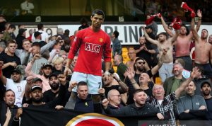 Suporter Manchester United antusias menyambut keputusan Cristiano Ronaldo bergabung dengan Setan Merah setelah pertandingan Liga Inggris Wolverhampton Wanderers vs Manchester United di Molineux Stadium, Wolverhampton, Inggris (29/8/2021). ANTARA FOTO/Action Images via Reuters/Carl Recine/aww.