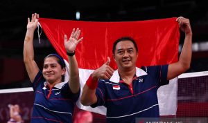 Atlet Para badminton Hary Susanto bersama Leani Ratri Oktila merayakan kemenangan usai melawan atlet Para badminton Prancis Lucas Mazur dan Faustine Noel pada final Mixed Doubles SL3-SU5 Paralimpiade Tokyo 2020 di Yoyogi National Stadium, Tokyo, Jepang, Minggu (5/9/2021). Ganda campuran Indonesia tersebut memenangi pertandingan 23-21 dan 21-17. ANTARA FOTO/REUTERS/Athit Perawongmetha/rwa.