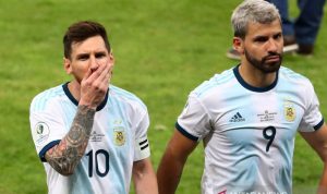 Lionel Messi (kiri) dan Sergio Aguero saat berseragam timnas Argentina. ANTARA/REUTERS/PILAR OLIVARES