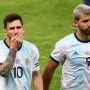 Lionel Messi (kiri) dan Sergio Aguero saat berseragam timnas Argentina. ANTARA/REUTERS/PILAR OLIVARES