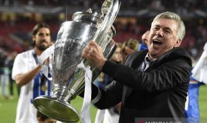 Arsip - Carlo Ancelotti mengangkat trofi Liga Champions saat ia menjuarainya bersama Real Madrid untuk musim 2013/14 di Stadion da Luz, Lisabon, Portugal, pada 24 Mei 2014. (ANTARA/AFP/Franck Fife)