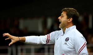 Manajer Paris Saint-Germain Mauricio Pochettino memberi arahan ketika timnya menghadapi Brest dalam lanjutan Liga Prancis di Stadion Francis-Le Ble, Brest, Prancis, Jumat (20/8/2021) waktu setempat. (ANTARA/AFP/Loic Venance)
