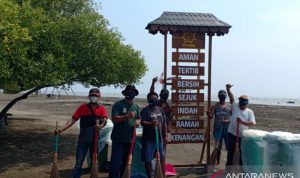 Uji Coba Pembukaan Tempat Wisata di Bekasi, Begini Pelaksanaannya Pengelola tempat wisata membersihkan area mobiltas wisatawan di masa uji coba pembukaan objek wisata di Kabupaten Bekasi, Jawa Barat. (ANTARA/Pradita Kurniawan Syah).
