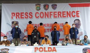 Menteri Kesehatan Budi Gunadi (tengah) dan Kapolda Metro Jaya Irjen Pol Fadil Imran (kedua kiri) berikan keterangan dalam pengungkapan tindak pidana pemalsuan sertifikat vaksinasi Covid-19 yang terintegrasi dengan aplikasi pedulilindungi.id dalam jumpa pers di Polda Metro Jaya, Jumat (3/9). ANTARA/Fianda Sjofjan Rassat