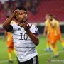 Penyerang tim nasional Jerman Serge Gnabry merayakan gol pertamanya ke gawang Armenia dalam laga lanjutan Grup J kualifikasi Piala Dunia 2022 zona Eropa di Stadion Mercedes-Benz Arena, Stuttgart, Jerman, Minggu (5/9/2021) waktu setempat. (ANTARA/REUTERS/Kai Pfaffenbach)