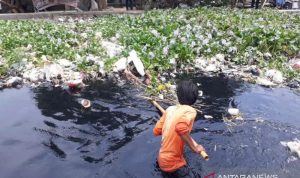 Warga membersihkan sampah di aliran Sungai Cilemahabang di Desa Sukakarya, Kecamatan Karangbahagia, Senin. (ANTARA/Pradita Kurniawan Syah).