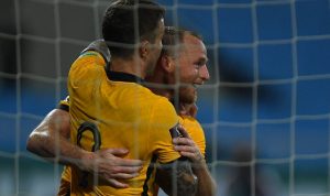 Bek sayap tim nasional Australia Rhyan Grant (kanan) melakukan selebrasi bersama Adam Taggart seusai mencetak gol ke gawang Vietnam dalam laga lanjutan kualifikasi Piala Dunia 2022 zona Asia di Stadion My Dinh, Hanoi, Vietnam, Selasa (7/9/2021). (ANTARA/AFP/Manan Vatsyayana)