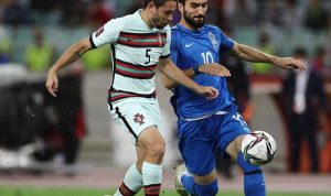 Bek sayap tim nasional Portugal Raphael Guerreiro (kiri) berusaha merebut bola dari penguasaan gelandang serang Azerbaijan Mahir Emreli dalam laga lanjutan Grup A kualifikasi Piala Dunia 2022 zona Eropa di Stadion Olimpiade Baku, Baku, Azerbaijan, Selasa (7/9/2021). (ANTARA/REUTERS/Aziz Karimov)
