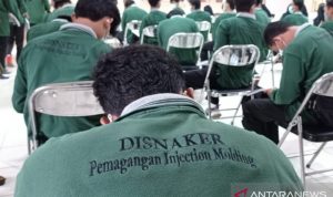 Peserta pemagangan kerja mengikuti pelatihan teori di Balai Latihan Kerja Kabupaten Bekasi yang berlokasi di Desa Srimahi, Kecamatan Tambun Utara, Selasa. (ANTARA/Pradita Kurniawan Syah).